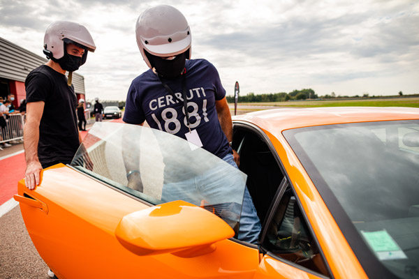 Lamborghini Huracán dans les stands avec passagers