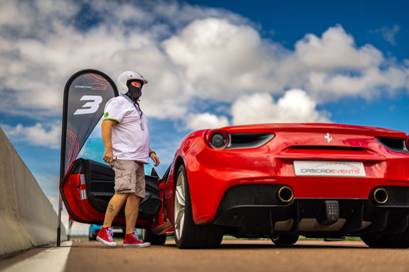 Homme montant à bord de la Ferrari F8 Tributo