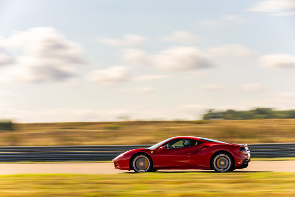 Ferrari F8 Tributo roulant sur la piste