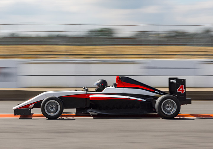 Formule 4 roulant sur circuit