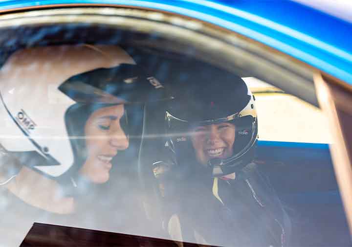 Stagiaire et moniteur dans une voiture lors d'un stage de pilotage