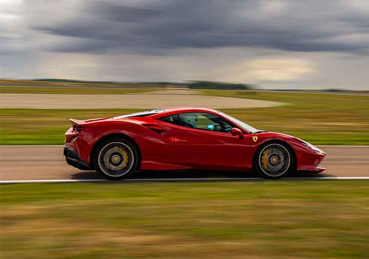 Ferrari F8 Tributo sur le circuit de Magny-Cours