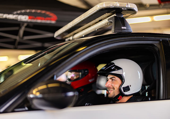 Pilote et passager dans la BMW