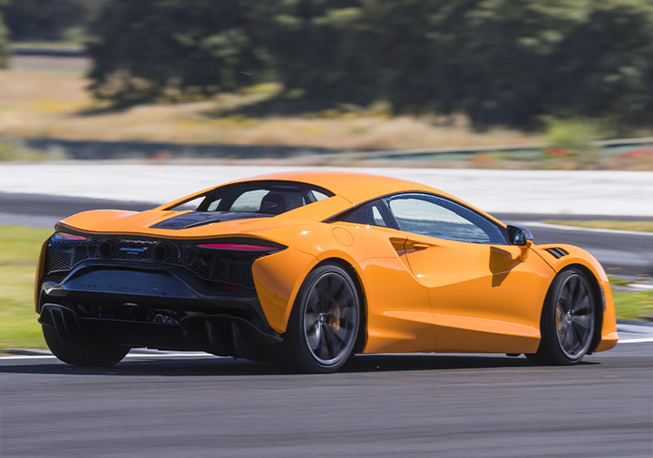 McLaren Artura sur circuit