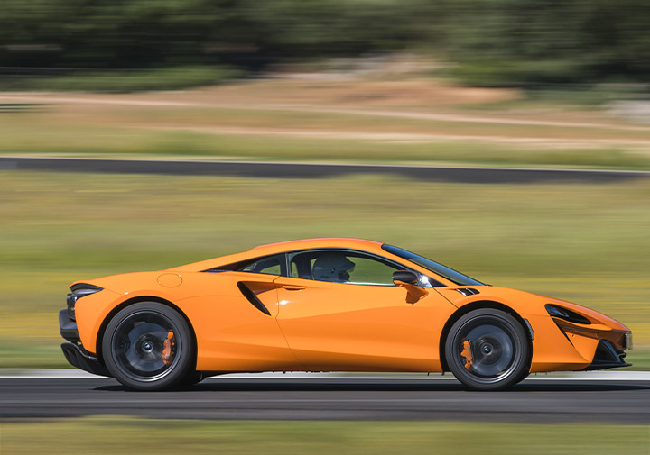 McLaren Artura sur circuit