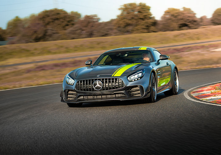 Mercedes AMG GTR Pro sur circuit