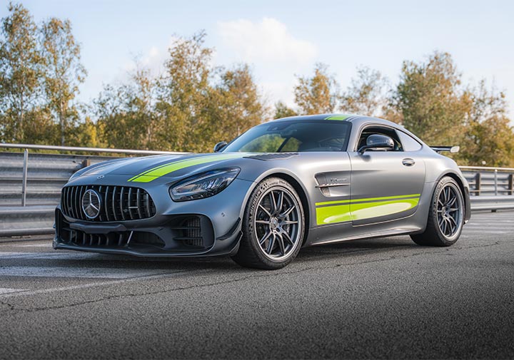 Mercedes AMG GTR dans les stands