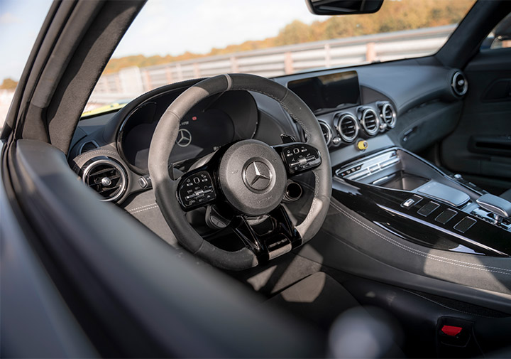 Volant et intérieur Mercedes AMG GTR
