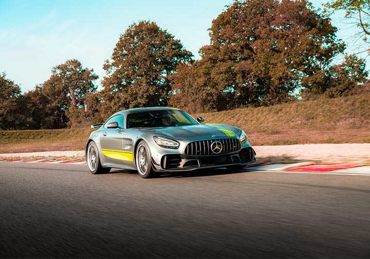 Mercedes AMG GTR sur circuit