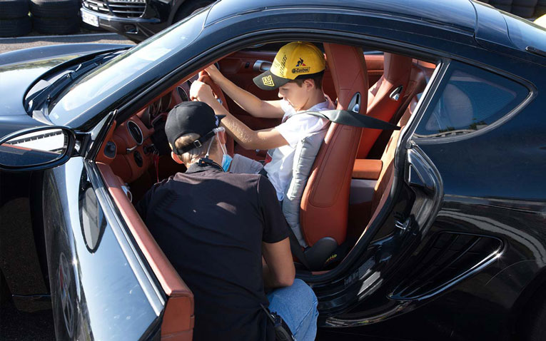 Enfant au volant d'une voiture de sport