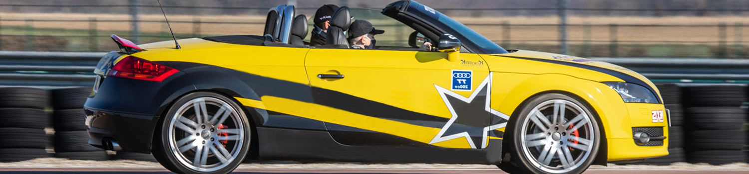 Enfant au volant d'une voiture de sport