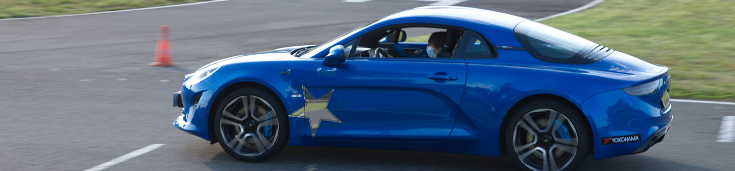 Enfant au volant d'une voiture de sport