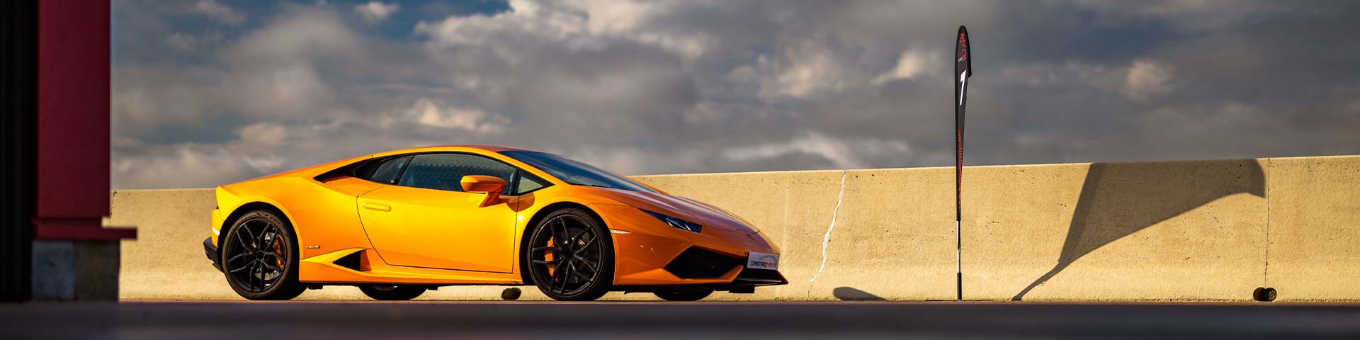 Lamborghini Huracán dans les stands du circuit d'Issoire CEERTA proche de Clermont Ferrand