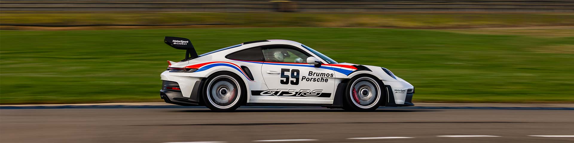 Porsche 992 GT3 RS sur le circuit du Grand Sambuc