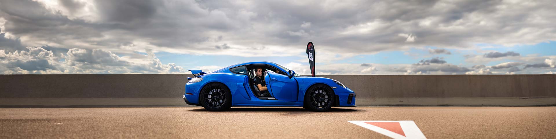 Porsche 718 Cayman GT4 dans les stands du circuit de Magny Cours